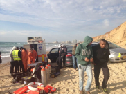 صور: شبان من الرملة يشاركون في عمليات البحث عن غريق عربي شمال يافا 